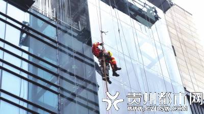 两工人被困20米高空两小时