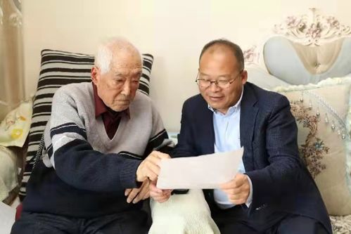贵州六盘水市水城区区委书记陈石看望县级离退休干部