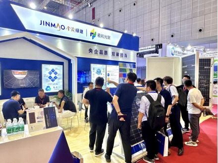 直击snec 2024光伏展 金茂绿建真抗冰雹轻质组件及真彩光伏幕墙产品火爆出圈